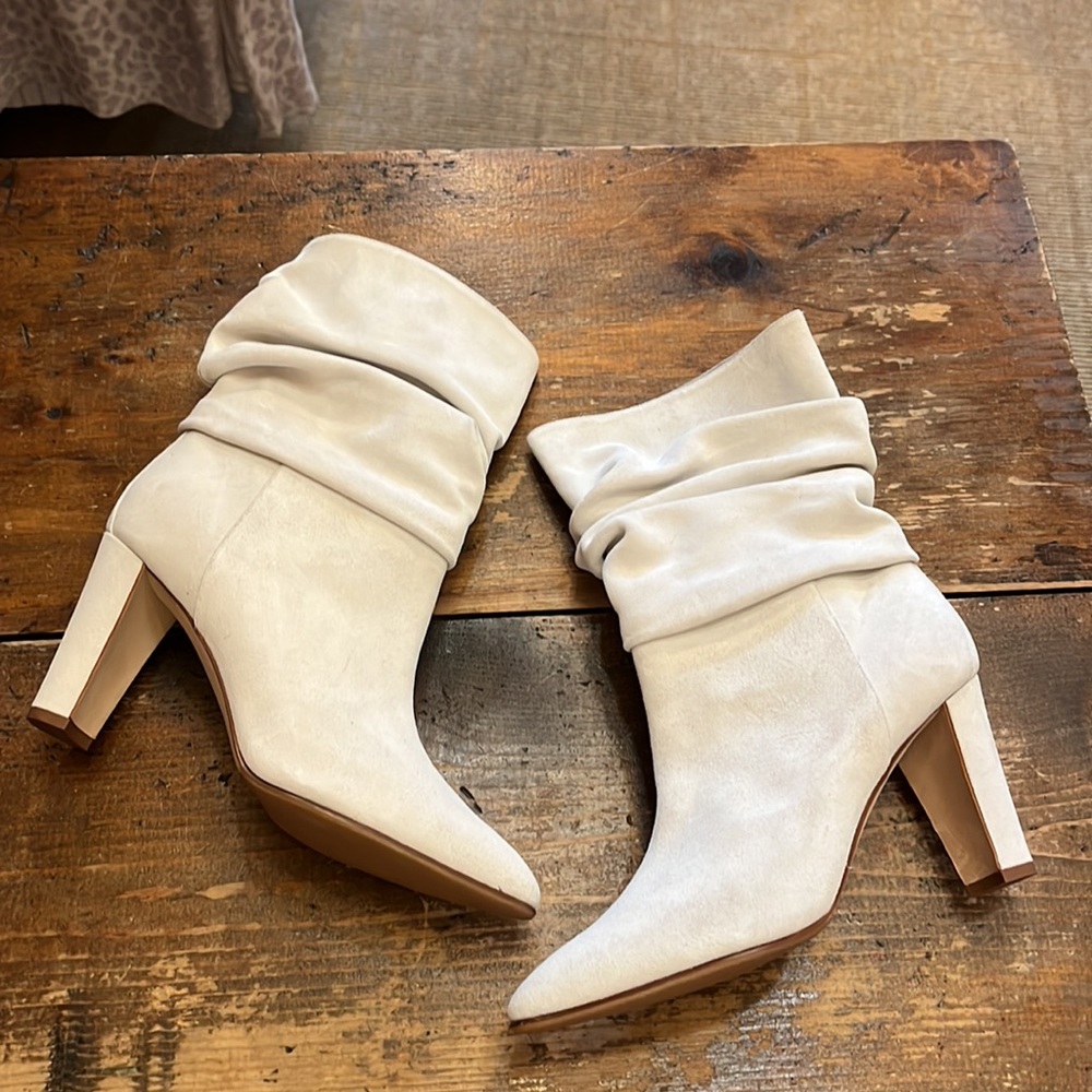 MANOLO BLAHNIK CALASSO WHITE SUEDE SLOUCH MID BOOTIE 38.5 8 New w/o box $1095 ♥️